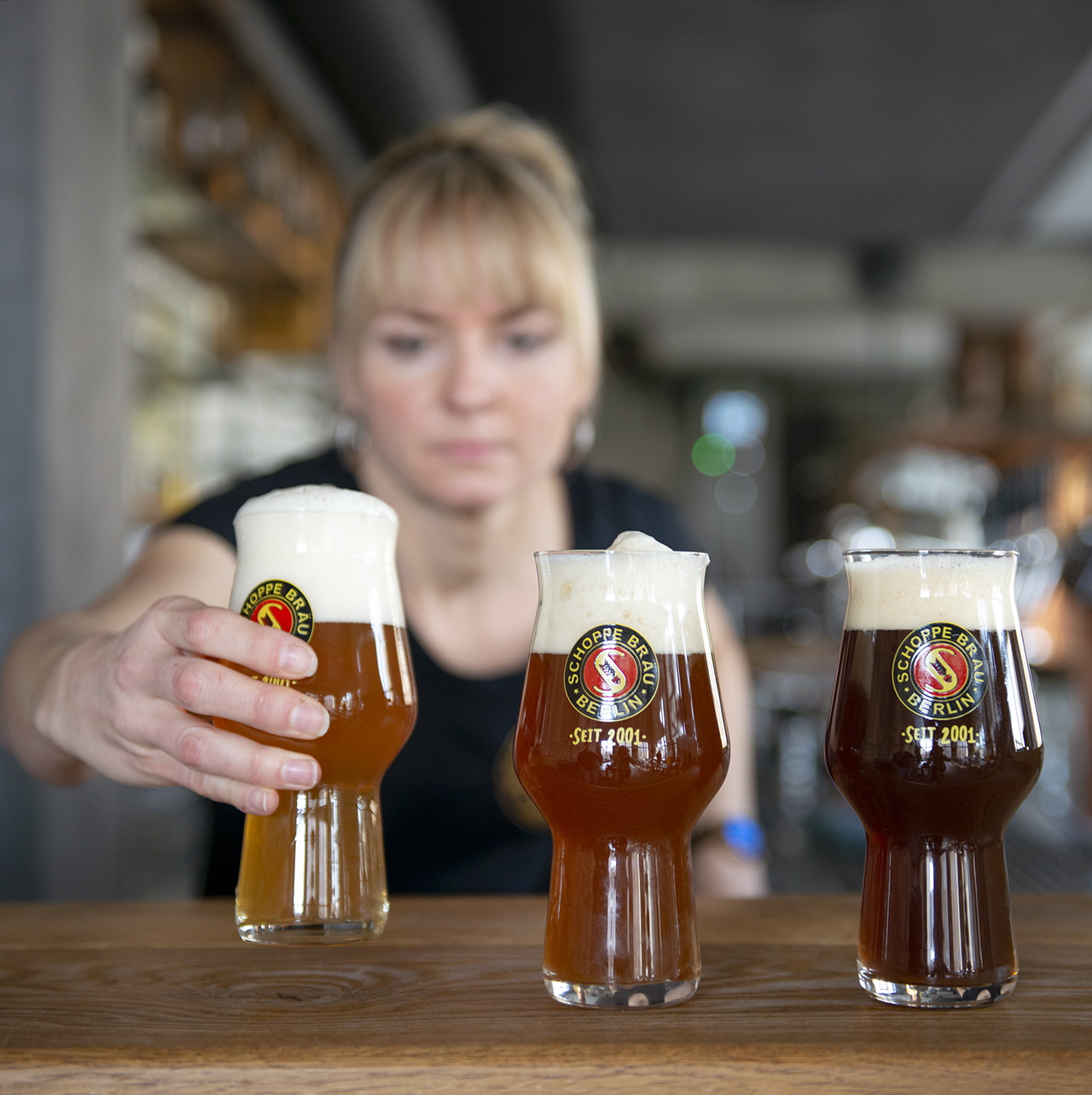 Frau mit Biergläsern im Vordergrund